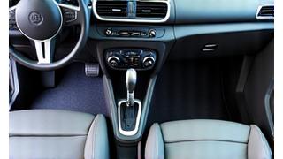Intérieur de voiture propre et aspiré après un nettoyage complet Orbita Lavage